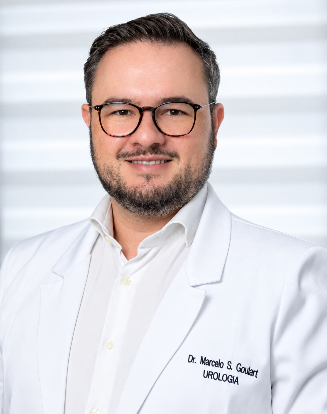 Retrato do Dr. Marcelo Goulart, urologista, de jaleco branco